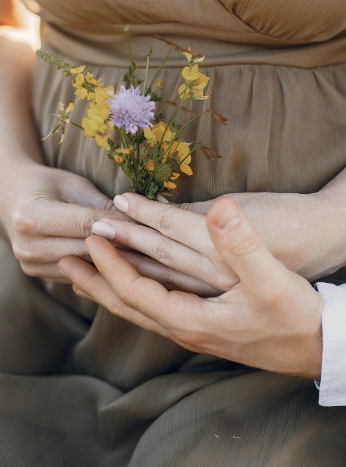 parent-femme-enceinte-fleurs