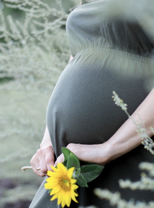 femme-enceinte-fleurs